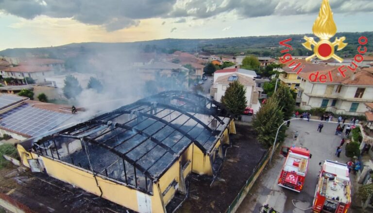 Francica, un vasto incendio distrugge la palestra comunale da cui erano state ricavate due aule scolastiche -Video