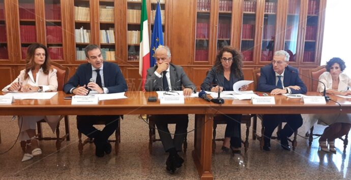 Il ministro Piantedosi in Calabria: «Legge sullo scioglimento dei Comuni da rivedere». Nel Vibonese altri 268mila euro per la videosorveglianza