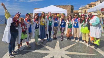 La giornata del naso rosso, l’onda colorata dei volontari clown invade Pizzo