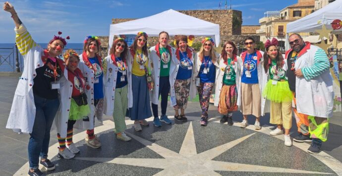 La giornata del naso rosso, l’onda colorata dei volontari clown invade Pizzo