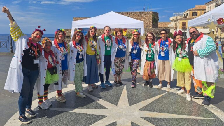 La giornata del naso rosso, l’onda colorata dei volontari clown invade Pizzo