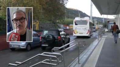 Lavori alla stazione di Vibo-Pizzo, sosta impossibile e pendolari disperati: «Dove parcheggiamo?». Il sindaco: «Presto una navetta» – VIDEO