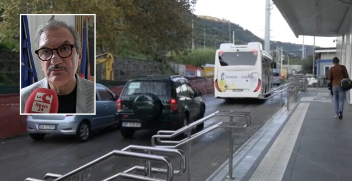 Lavori alla stazione di Vibo-Pizzo, sosta impossibile e pendolari disperati: «Dove parcheggiamo?». Il sindaco: «Presto una navetta» – VIDEO