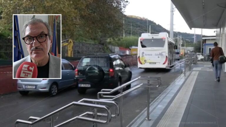 Lavori alla stazione di Vibo-Pizzo, sosta impossibile e pendolari disperati: «Dove parcheggiamo?». Il sindaco: «Presto una navetta» – VIDEO