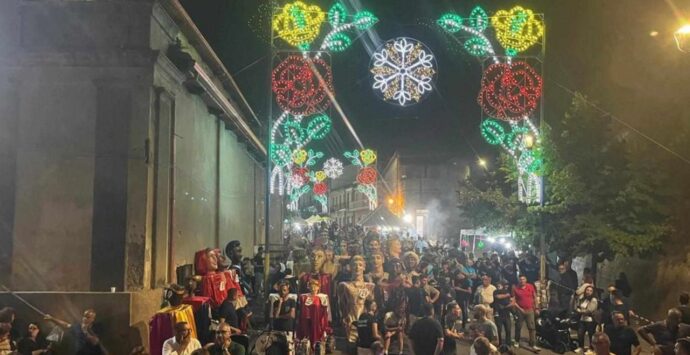 A Maierato la “Sfilata dei Giganti”, 40 coppie provenienti da tutta la Calabria per un evento unico nel suo genere