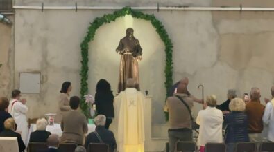 Zaccanopoli accoglie la statua di San Pio, l’opera dell’artista Gaudioso collocata nella piazza del paese