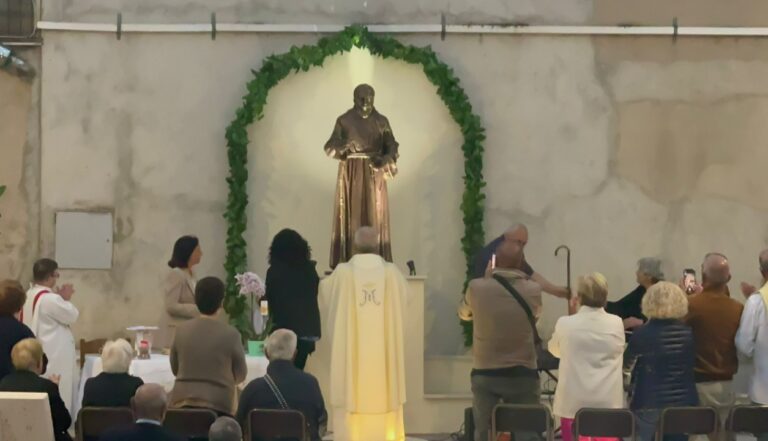 Zaccanopoli accoglie la statua di San Pio, l’opera dell’artista Gaudioso collocata nella piazza del paese