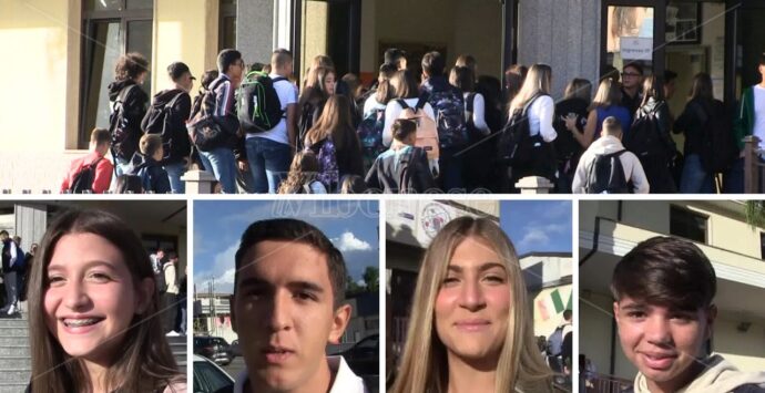 Primo giorno di scuola a Vibo, le voci degli studenti: «Bello rivedere i compagni ma che trauma la sveglia…» – Video