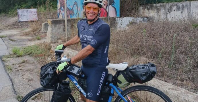 In bici per raccogliere fondi e aiutare la ricerca sul cancro: l’impresa di Tato Ferraro ha fatto tappa a Pizzo