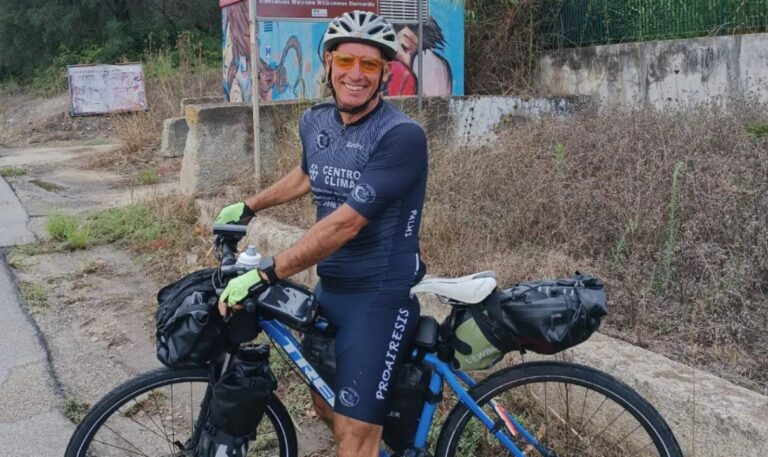 In bici per raccogliere fondi e aiutare la ricerca sul cancro: l’impresa di Tato Ferraro ha fatto tappa a Pizzo