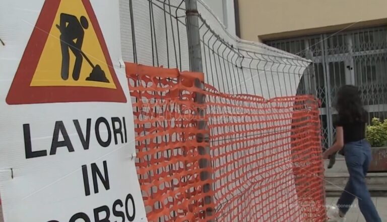 Vibo, primo giorno di scuola tra cantieri e aule allestite anche nei corridoi: disagi e tanti istituti costretti ad arrangiarsi