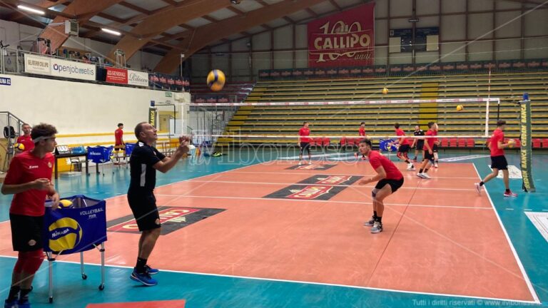 Volley, la Tonno Callipo scalda i motori in preseason. Il tecnico Piccioni: «Livello del torneo alto, ma noi daremo battaglia» – VIDEO