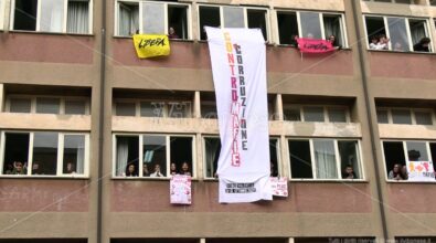 Gli studenti di Vibo si ribellano alla ‘ndrangheta e srotolano uno striscione dalle finestre della scuola per accogliere Libera: «Noi ci siamo» – VIDEO