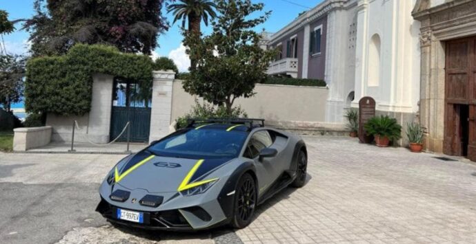 Le strade del Vibonese mettono a dura prova l’ultima Lamborghini: ecco come se l’è cavata la Huracán Sterrato tra buche e tranelli del navigatore