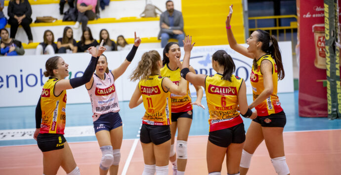 Volley femminile, Tonno Callipo vince 3-0 all’esordio in B2 contro l’Orlandina. Coach Boschini: «Approccio eccezionale delle ragazze»