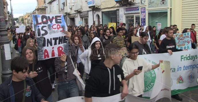 Anche gli studenti di Vibo in corteo per il clima e l’ambiente. Ma a terra restano i fischietti di plastica