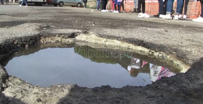 «Scendete ma attenzione a non finire nei crateri», la fermata dell’autobus con gli alunni della Murmura sembra in zona di guerra – Video