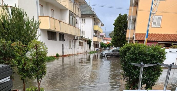 Allagamenti e torrenti in piena, l’ondata di maltempo flagella il Vibonese ma nel Catanzarese e nel Reggino va peggio – VIDEO