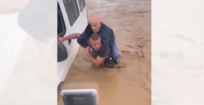 Maltempo, strade come fiumi nel Lametino: anziano bloccato in auto salvato dai vigili del fuoco -Foto e Video