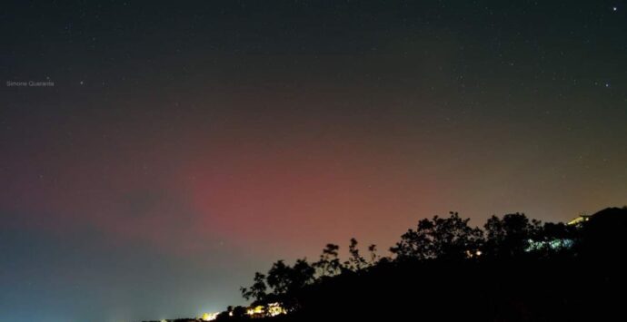 L’aurora boreale tinge di viola i cieli del Vibonese: la magia si è ripetuta questa notte – FOTO