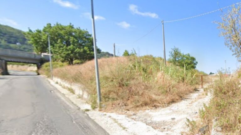 Tropea: dopo lo scempio dei rifiuti abbandonati all’isola ecologia di Barricello, sotto la lente dei commissari le “carte” della Muraca srl