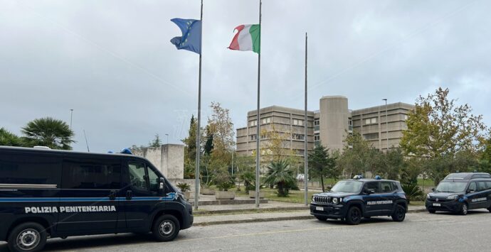 Perquisizioni nel carcere di Vibo, la polizia penitenziaria sequestra cellulari e droga