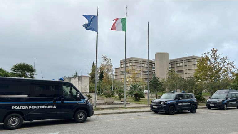 Perquisizioni nel carcere di Vibo, la polizia penitenziaria sequestra cellulari e droga