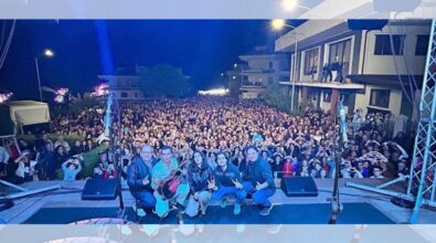 Cala il sipario sulla festa di San Raffaele Arcangelo a Orsigliadi di Rombiolo, giunte migliaia di persone per il concerto di Cecè Barretta