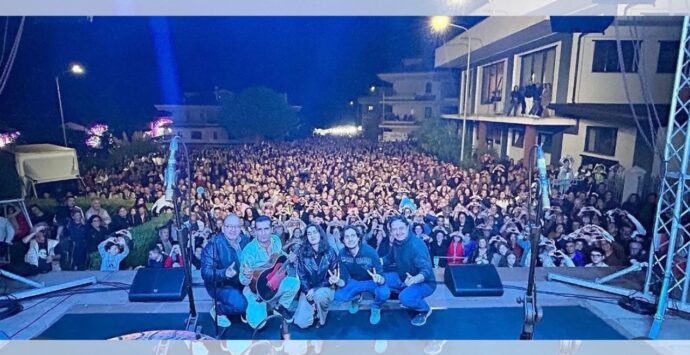 Cala il sipario sulla festa di San Raffaele Arcangelo a Orsigliadi di Rombiolo, giunte migliaia di persone per il concerto di Cecè Barretta