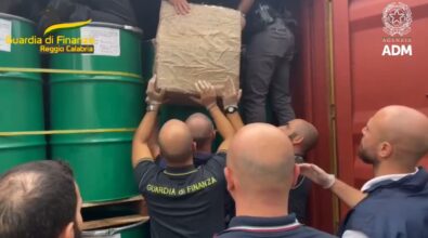 ‘Ndrangheta, la cocaina da Gioia Tauro a Milano: container segnati e un camion della spazzatura per portarla fuori