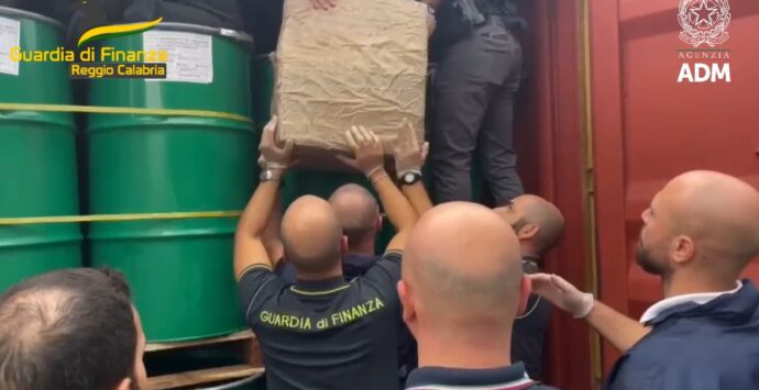 ‘Ndrangheta, la cocaina da Gioia Tauro a Milano: container segnati e un camion della spazzatura per portarla fuori