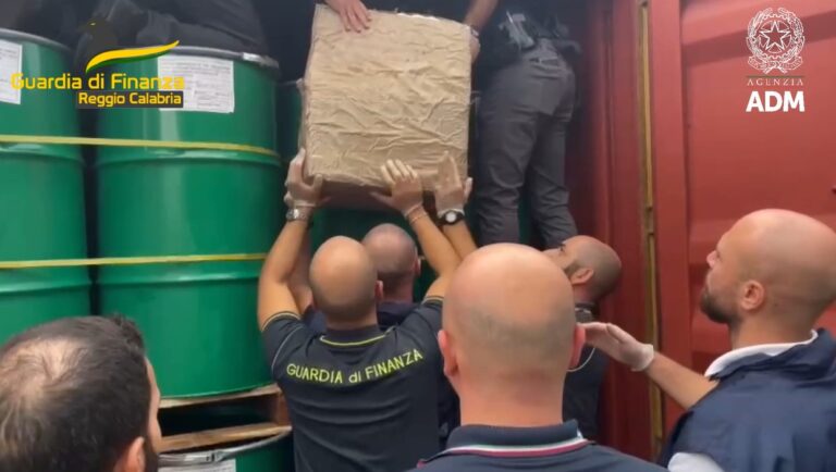 ‘Ndrangheta, la cocaina da Gioia Tauro a Milano: container segnati e un camion della spazzatura per portarla fuori