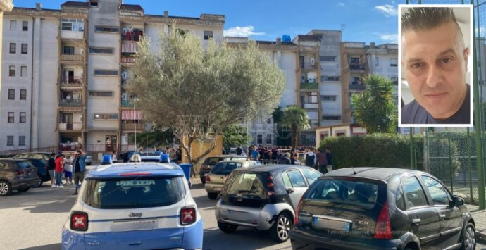 Omicidio a Crotone, in un video il figlio del tiktoker ucciso tenta di sparare contro il poliziotto a terra