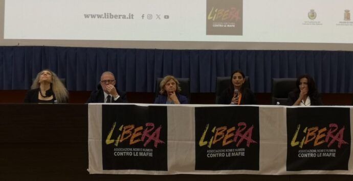 «Non le hanno viste arrivare»: sul palco di Libera a Vibo il racconto di come le donne hanno conquistato il potere nella ‘ndrangheta – VIDEO