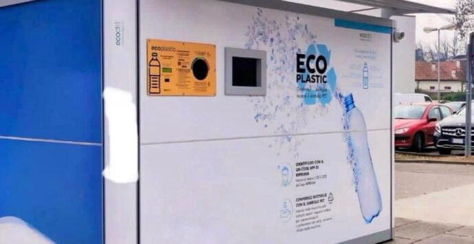 Anche a Gerocarne arriva l’eco-compattatore,  il sindaco Vivona: «Così riduciamo l’impatto della plastica sul nostro territorio»