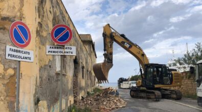 Vibo Marina, al via la demolizione dell’ex casa del portuale: al suo posto sorgerà un parcheggio -Video