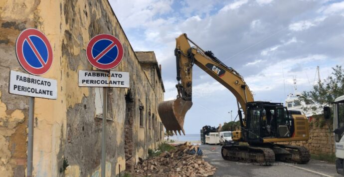 Vibo Marina, al via la demolizione dell’ex casa del portuale: al suo posto sorgerà un parcheggio -Video