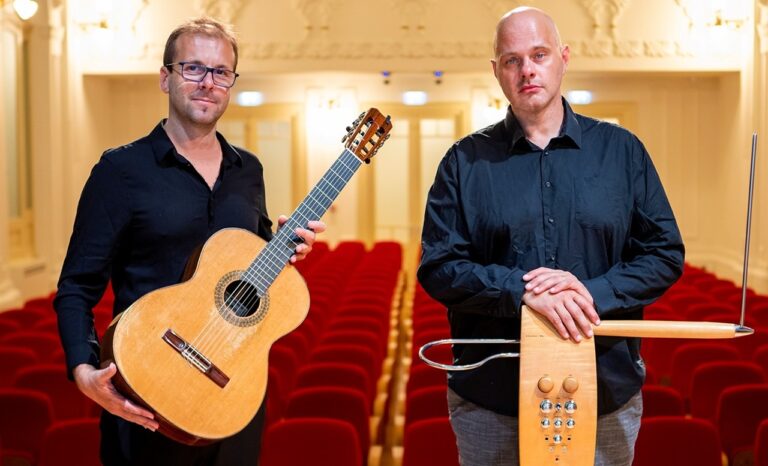 Guitaromanie: a Nicotera per la prima volta in Italia il duo formato da chitarra e theremin, lo strumento inventato nel 1919 che si suona senza contatto fisico