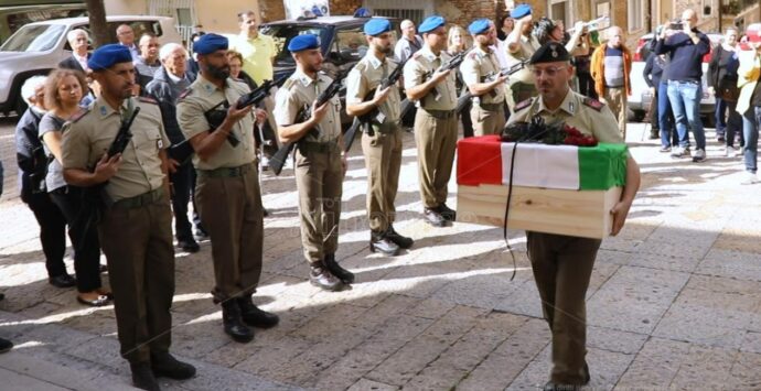 Il soldato torna a casa: dopo 80 anni Filadelfia riaccoglie solennemente le spoglie di Domenico Caruso, il racconto di LaC Storie – VIDEO