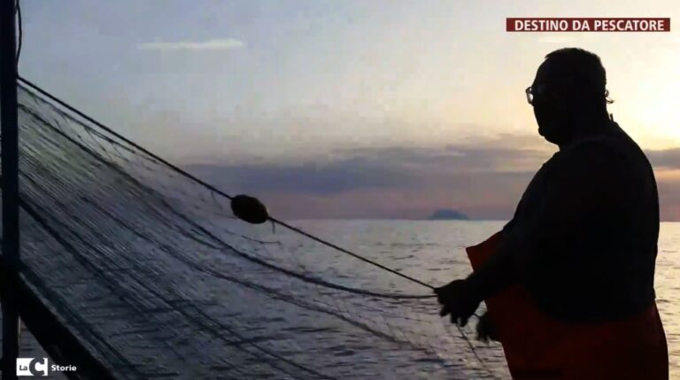 L’avvocato-pescatore di Tropea, la storia di Antonio: «Ho lasciato gli studi in legge e sono tornato in mare con mio padre. Ora sono libero»