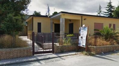 Scuola di Porto Salvo inagibile da 3 anni, i soldi ci sono ma la burocrazia blocca ancora i lavori: «Si sbrighino o nessuno si iscriverà più»