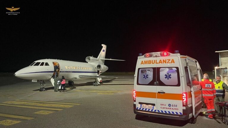 Neonato di soli tre giorni in pericolo di vita trasferito dalla Calabria a Roma con un volo militare