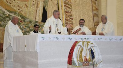 Chiesa gremita nell’anniversario della morte di Natuzza, il vescovo: «Tutti i santi sono qui oggi, come diceva lei durante l’eucarestia» – FOTO