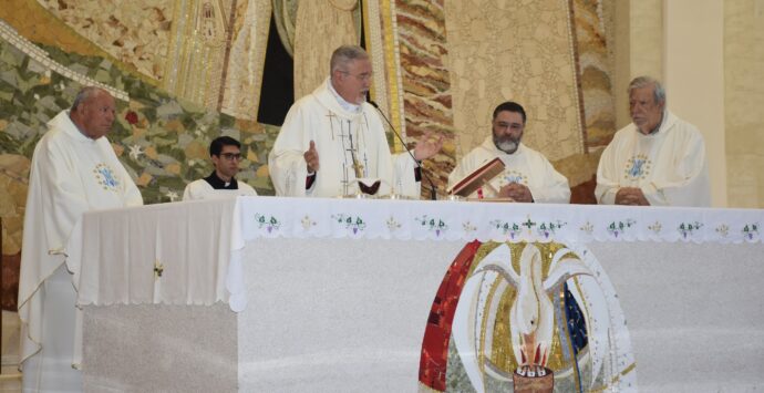 Chiesa gremita nell’anniversario della morte di Natuzza, il vescovo: «Tutti i santi sono qui oggi, come diceva lei durante l’eucarestia» – FOTO