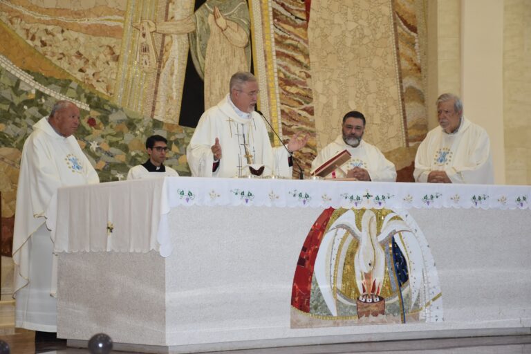 Chiesa gremita nell’anniversario della morte di Natuzza, il vescovo: «Tutti i santi sono qui oggi, come diceva lei durante l’eucarestia» – FOTO