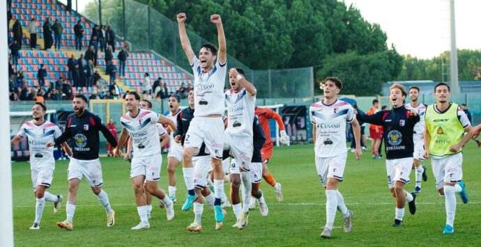 Serie D, la Vibonese si gode il primato in classifica. Aronica: «Lotteremo per stare lassù e rimanerci il più a lungo possibile»