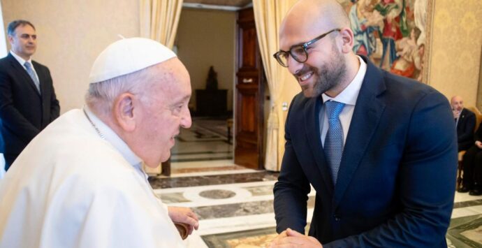 L’Associazione Valentia in udienza privata con Papa Francesco che esorta i giovani a «fare rete» e a «fare chiasso»