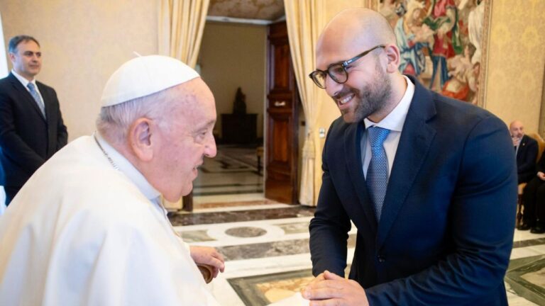 L’Associazione Valentia in udienza privata con Papa Francesco che esorta i giovani a «fare rete» e a «fare chiasso»