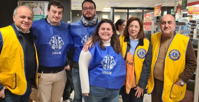 Colletta alimentare, Lions e Leo Club insieme a Vibo: «Raccolti 5 quintali di cibo in un solo supermercato, grazie a tutta la città»