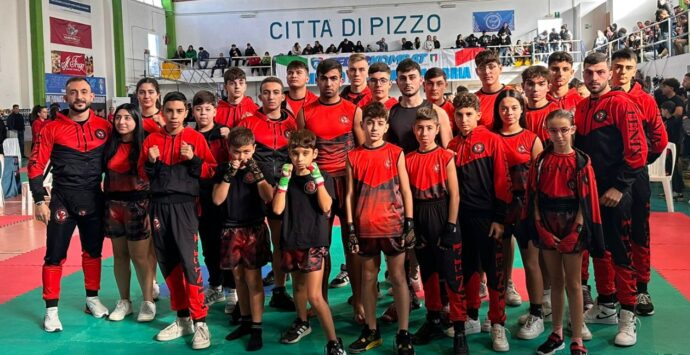 Kickboxing, ai campionati regionali brillano gli atleti della scuola vibonese Fenix: conquistate 25 medaglie